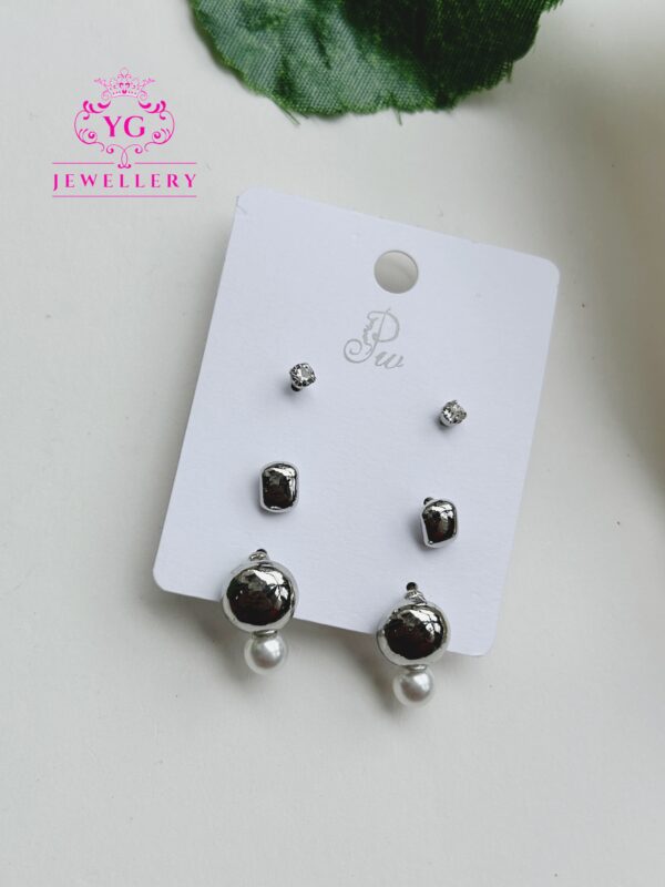 Daily wear earrings